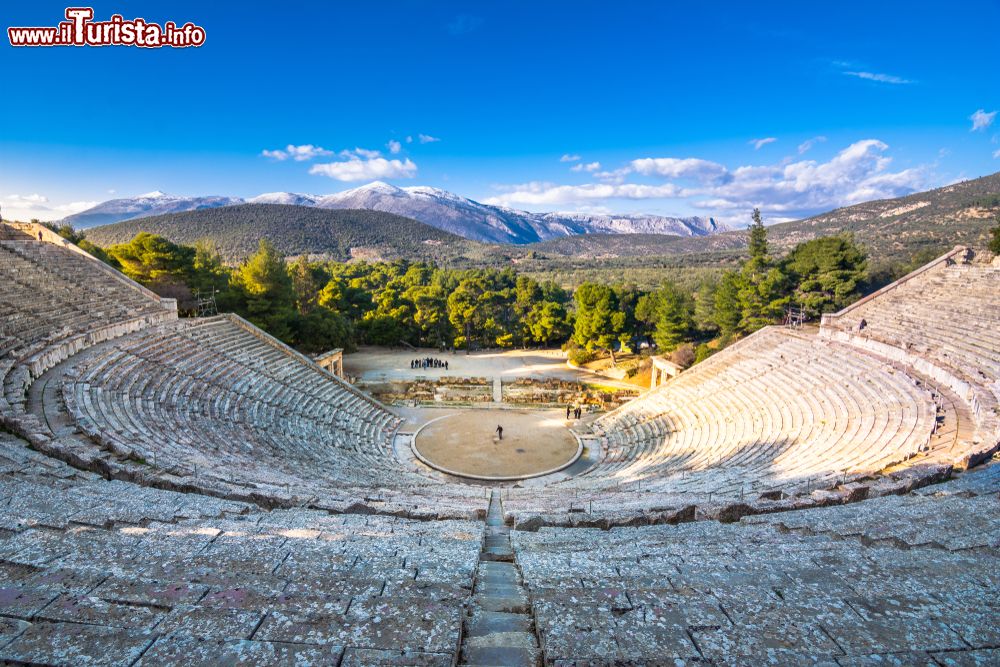 Immagine L'antico teatro di Epidauros (o "Epidavros"), prefettura dell'Argolida, Grecia. Costruito sul lato ovest del Monte Cinortion, vicino al moderno abitato di Lygourio, questo teatro si presenta con la tipica struttura tripartita con auditorium, orchestra e palcoscenico. 