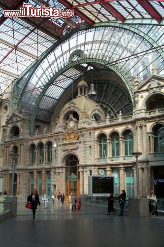 Immagine Anversa, Central Station: l'interno della stazione centrale è un punto d'interesse per molti turisti. La stazione collega Anversa con le principal città del Belgio e con Amsterdam, nella vicina Olanda - Foto ©Antwerpen Toerisme en Congres