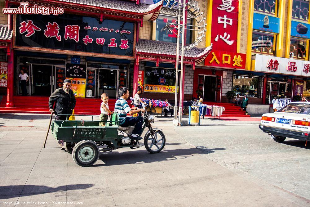 Immagine Un anziano signore attraversa una strada nel centro di Urumqi, Cina - © Baiterek Media / Shutterstock.com