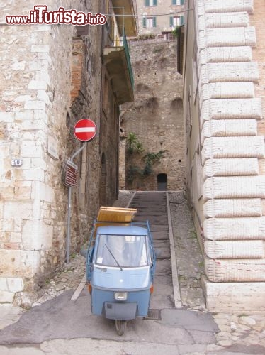 Immagine Un'Ape ad Amelia, negli stretti vicoloi del centro storico è probabilmente il mezzo migliore di trasporto.