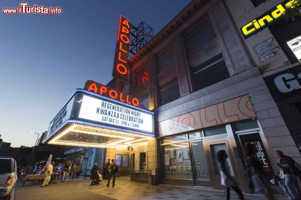 Immagine Il leggendario Apollo Theater di Harlem è uno dei locali più famosi di New York City, noto soprattutto per ospitare grandi serate di musica afroamericana - foto © KGlicksberg0105