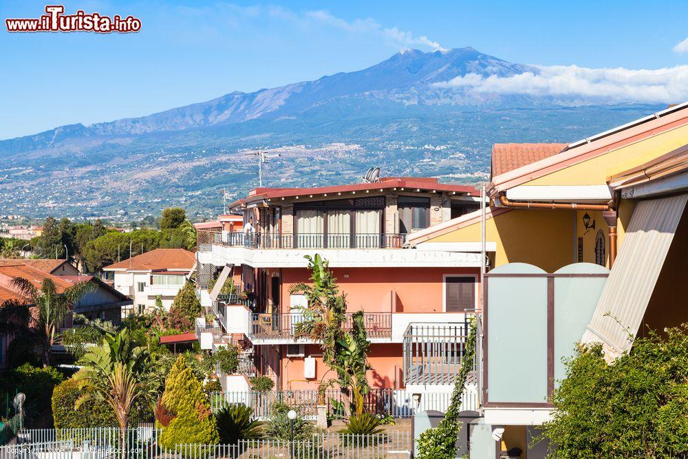 Immagine Appartamenti in una zona residenziale di Giardini Naxos, Messina, Sicilia. Sullo sfondo, l'Etna - © vvoe / Shutterstock.com