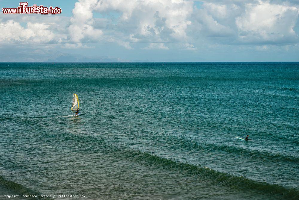 Immagine Appassionati di surf e windsurf in mare a San Felice Circeo, Lazio - © Francesco Cantone / Shutterstock.com