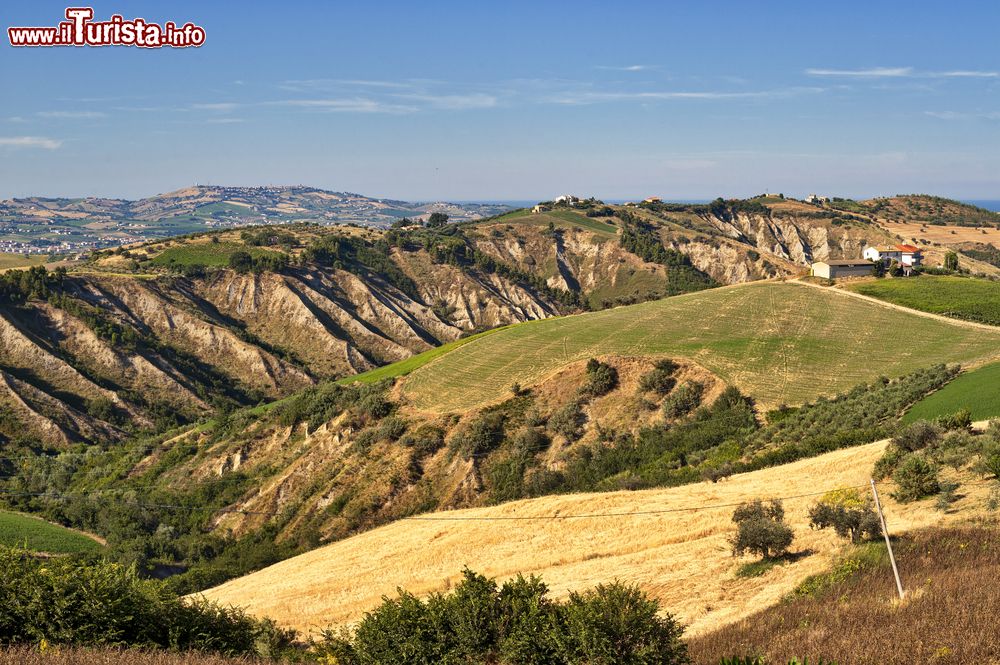 Immagine Appennino Abruzzese nei pressi di Atri: le erosioni a calanchi visibili in secondo piano