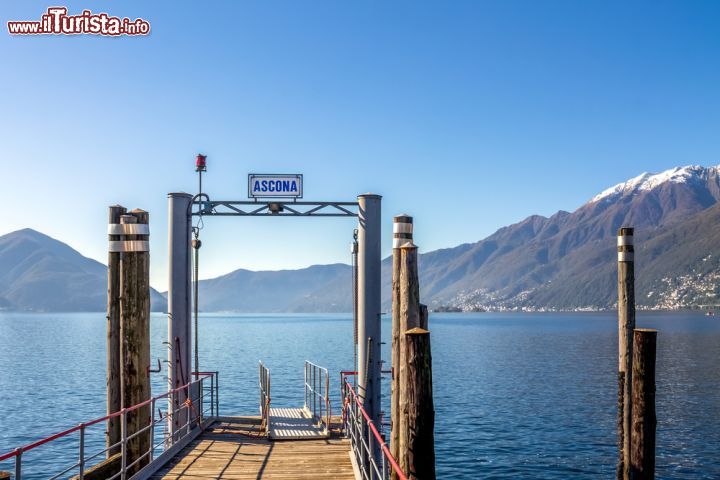 Immagine Approdo sul Lago Maggiore a Ascona, Svizzera. Uno dei pontili a cui si accede con imbarcazioni e traghetti per raggiungere la città direttamente dal Lago Maggiore - © LaMiaFotografia / Shutterstock.com