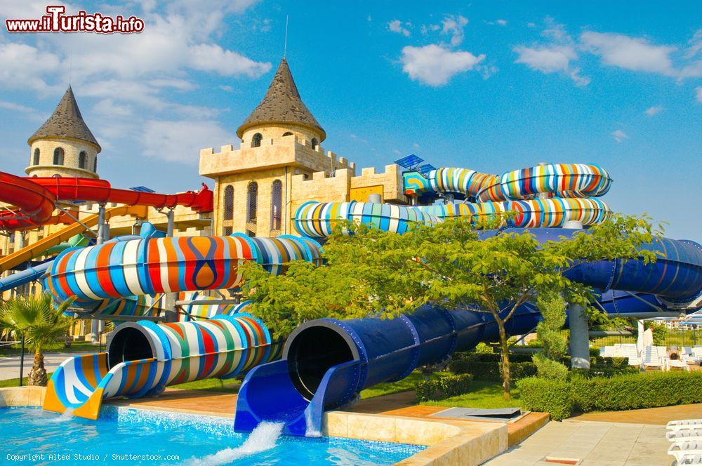 Immagine L'Aqua Paradise è l'acquapark di Nessebar in Bulgaria. La cittadina, oltre che per il suo patrimonio storico, è famosa anche per le spiagge nei dintorni - © Alted Studio / Shutterstock.com