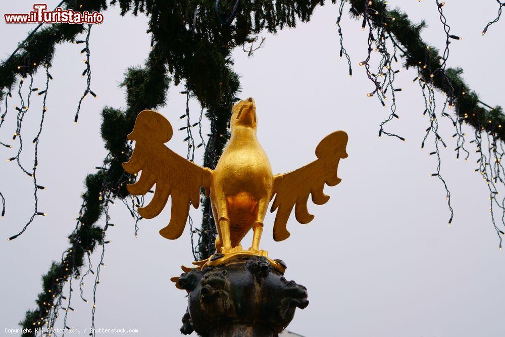 Immagine L'aquila imperiale medievale di Goslar nel centro storico cittadino (Germania). Sullo sfondo, le luminarie decorano un albero durante il tradizionale mercato natalizio - © K I Photography / Shutterstock.com