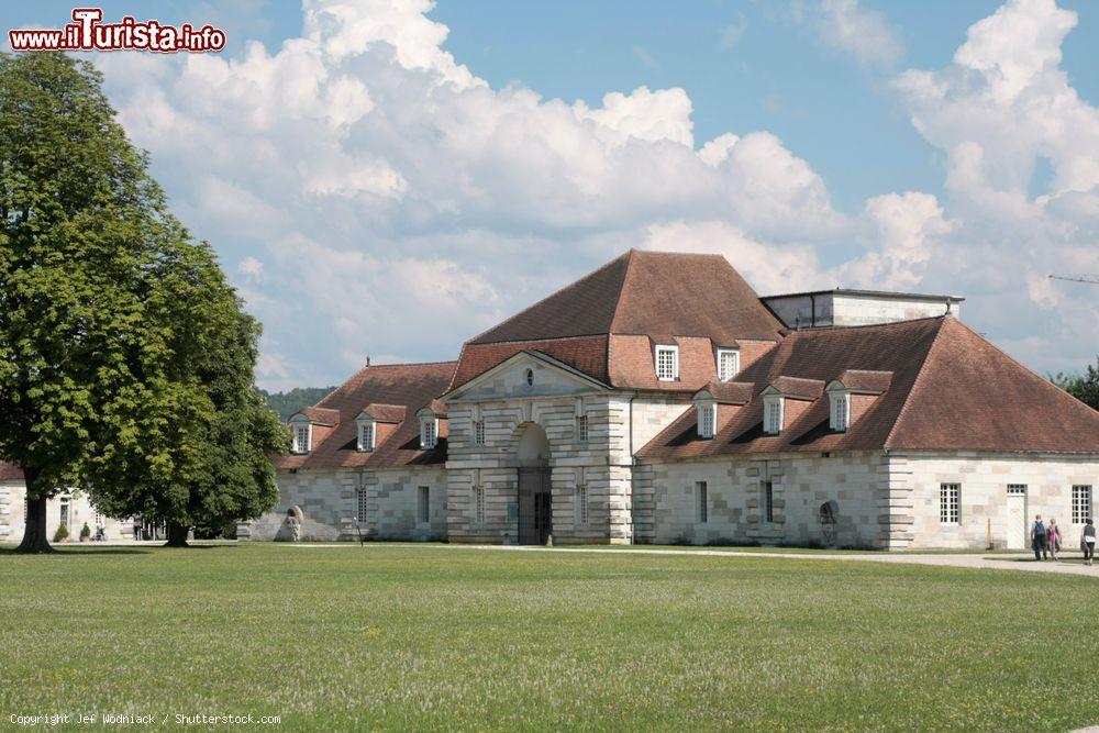 Immagine Arc-et-Senans, Francia: uno degli storici edifici delle Saline Reali progettato dall'architetto Claude-Nicolas Ledoux - © Jef Wodniack / Shutterstock.com