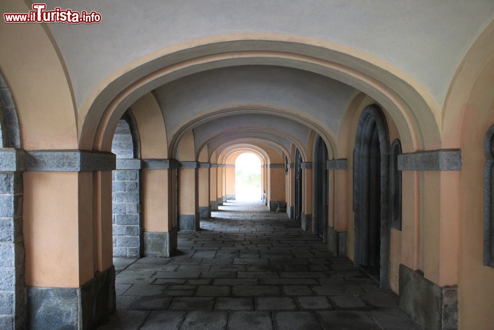 Immagine Arcate della chiesa cattolica di Rosazza, Valle Cervo, Piemonte.