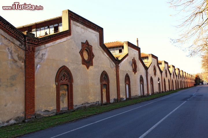 Immagine I capannoni ormai in disuso del Cotonificio Crespi - di ciò che una volta fu un glorioso territorio di industria, il fiore all'occhiello del tessile italiano, rimangono questi lunghi capannoni a shed, ormai inutilizzati. Le decorazioni in cotto, i dettagli di ispirazione gotica, in contrasto allo stile tipicamente industriale di gusto anglosassone, creano uno scenario alquanto suggestivo, seppure sia solo un ricordo dei grandi tempi che furono. 