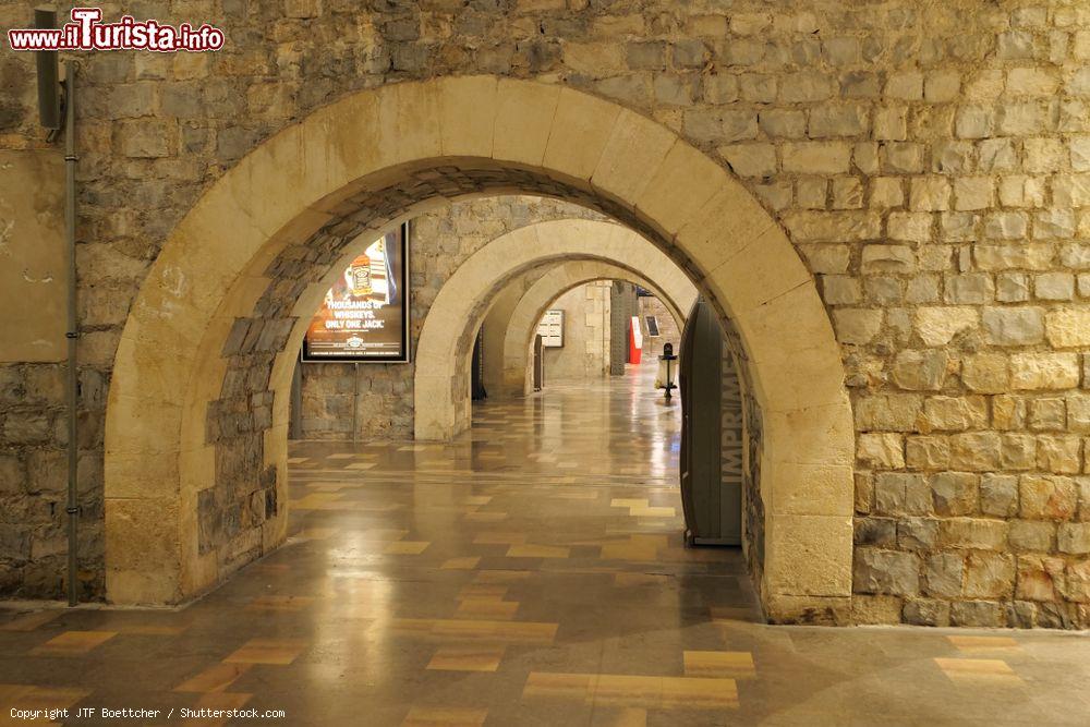 Immagine Archi nella stazione centrale di Nimes, Occitania, Francia - © JTF Boettcher / Shutterstock.com