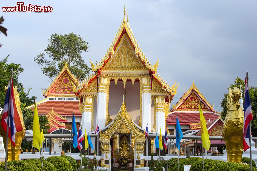 Immagine Architettura a Wat-Koh-Kret, Nonthaburi (Thailandia). Un tempio finemente decorato e impreziosito con oro.