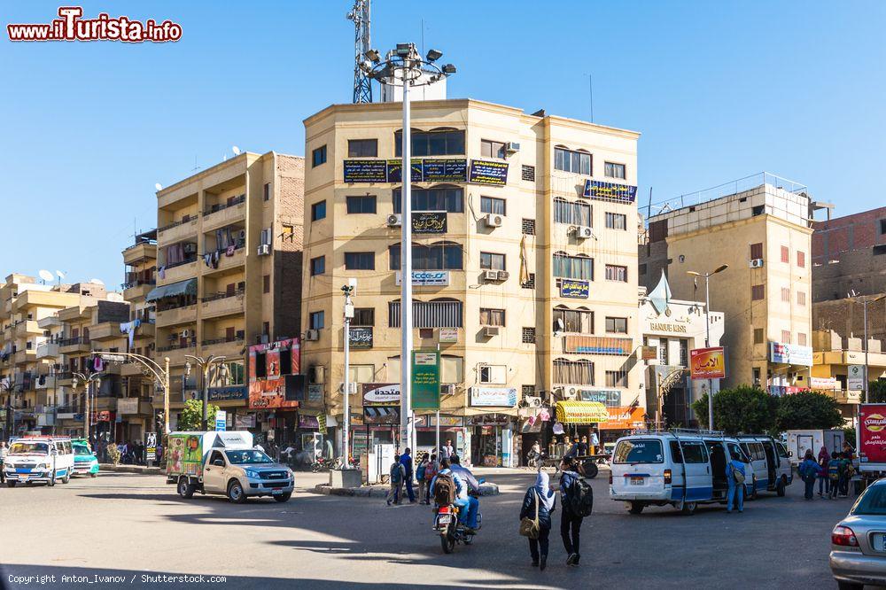 Immagine Architettura abitativa nella città di Luxor, Egitto. Situata nel sud del paese, Luxor sorge sull'antico sito di Tebe, capitale dei faraoni nel loro periodo d'oro - © Anton_Ivanov / Shutterstock.com