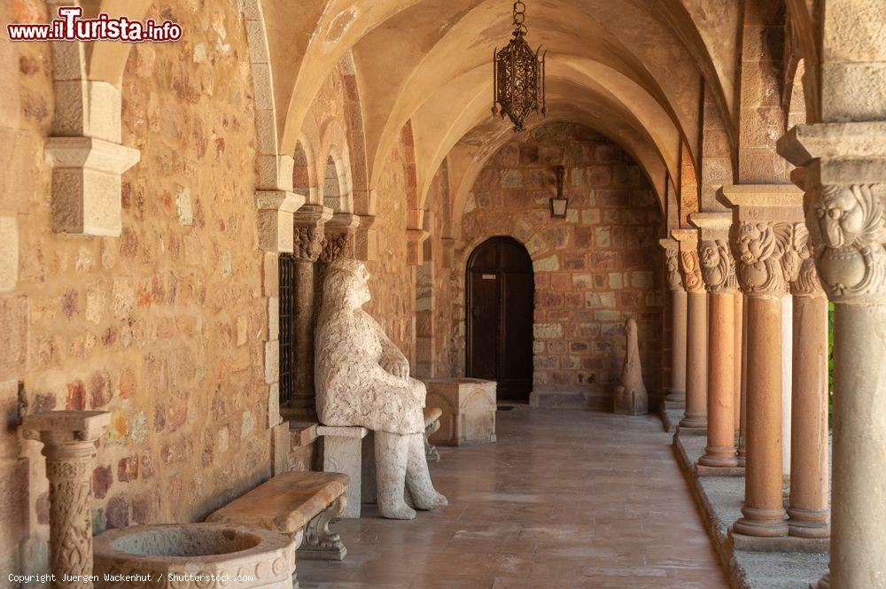 Immagine Architettura al castello della Napoule a Mandelieu-la-Napoule, Francia: particolare di un colonnato - © Juergen Wackenhut / Shutterstock.com