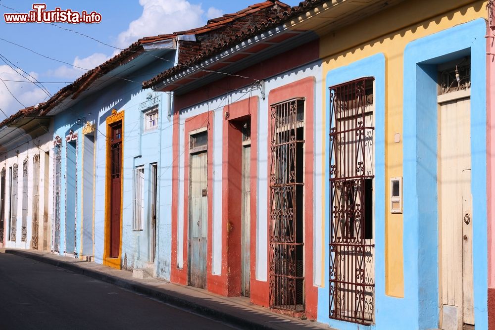 Immagine Architettura coloniale nella città di Sancti Spiritus, Cuba. Le tradizionali case colorate si affacciano sulle viuzze del centro storico cittadino contribuendo a creare quell'atmosfera vivace che la contraddistingue.