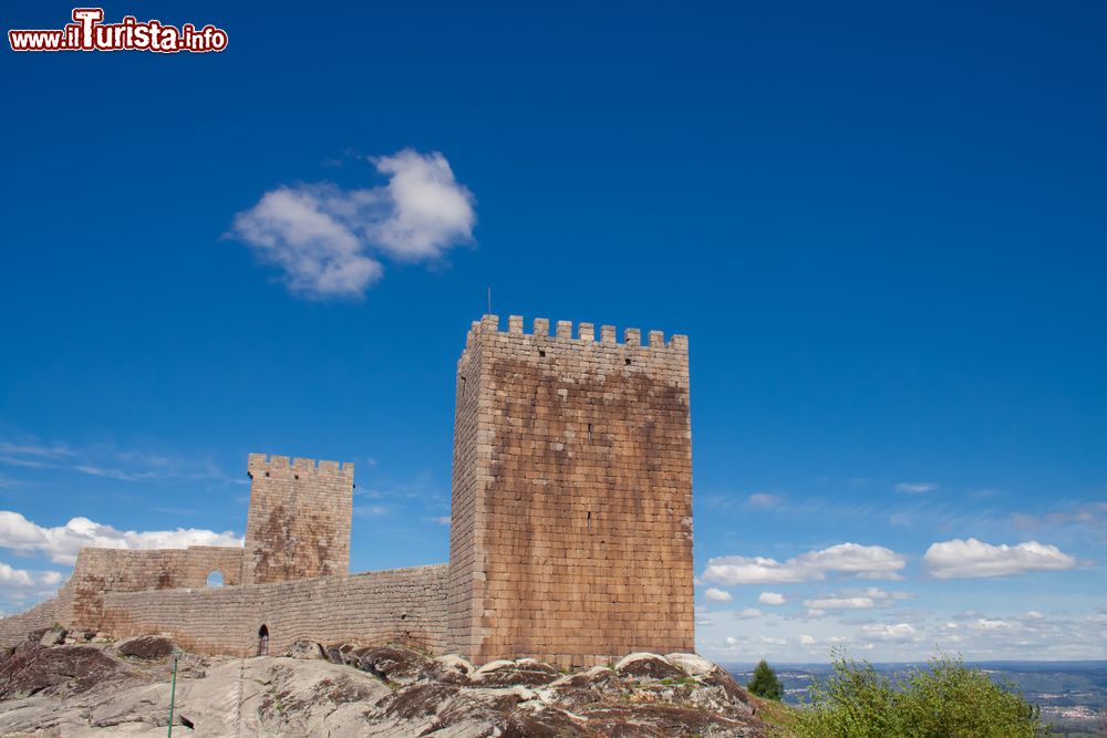 Immagine Architettura del castello medievale di Linhares da Beira, Portogallo. Risalente al XII° secolo, questo maniero è stato costruito sui pendii nordest della Serra da Estrela.