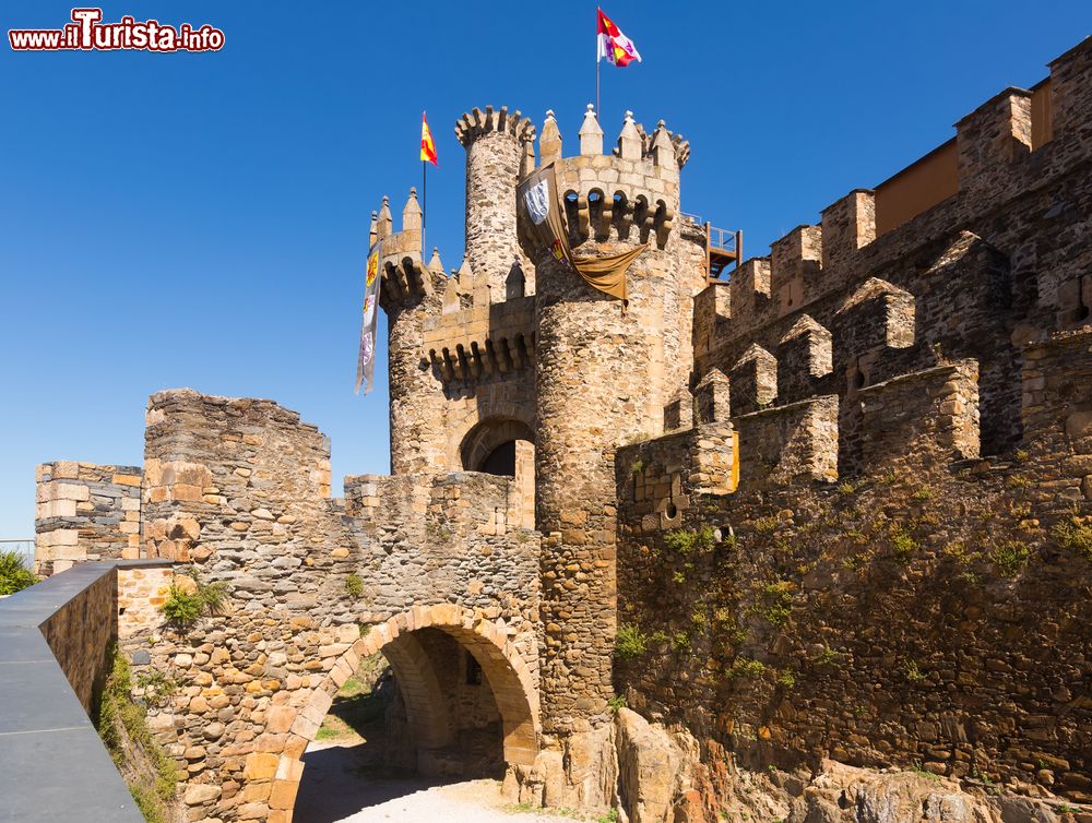 Immagine Architettura del castello templare a Ponferrada, Spagna. Dichiarato monumento storico nazionale, questa castello costruito nell'XI° secolo venne più volte modificato e ampliato nei secoli successivi. E' considerata una delle maggiori fortezze del nord-ovest della Spagna di epoca meidevale.