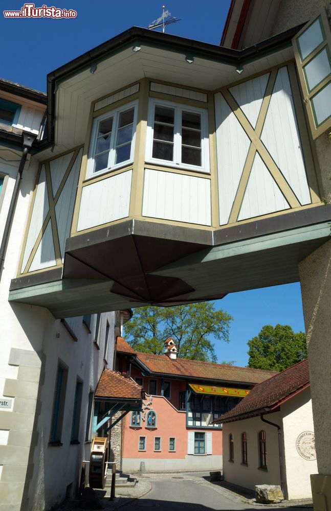 Immagine Architettura del centro storico di Isny im Allgau, Germania. Immersa nella natura, questa cittadina è un vero e proprio gioiello: il suo impianto ovale è circondato da antiche mura che si aprono in grandi porte e che racchiudono, come in un abbraccio, palazzi, chiese e il castello.