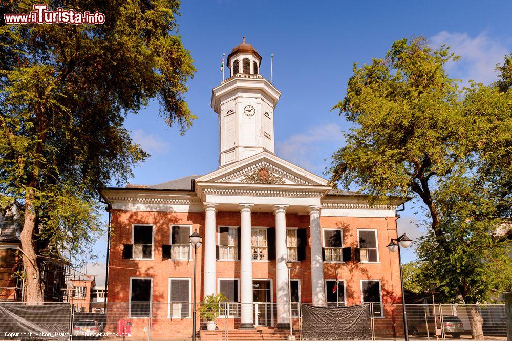 Immagine Architettura del centro storico di Paramaribo, Suriname. E' stato inserito fra i patrimoni Unesco per via della fusione dell'architettura olandese con tecniche e materiali locali - © Anton_Ivanov / Shutterstock.com