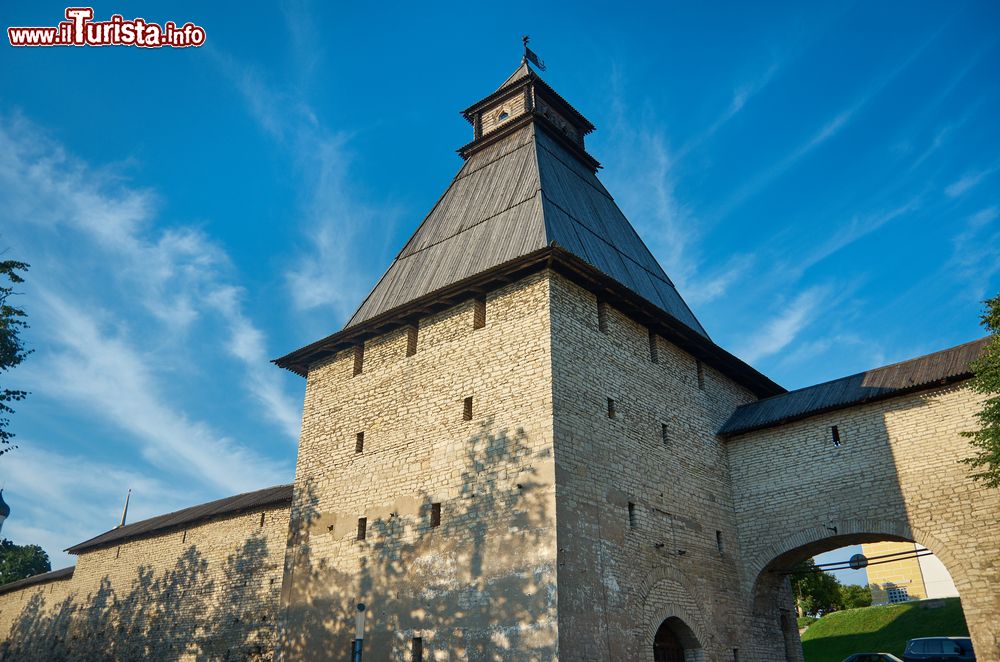 Immagine Architettura del cremlino di Pskov, Russia. Situato alla confluenza dei fiumi Pskova e Velikaja, occupa una superficie di circa 3 ettari; non si conosce esattamente la data della sua costruzione ma si ritiene che si tratti di una delle più antiche fortezze di Russia.