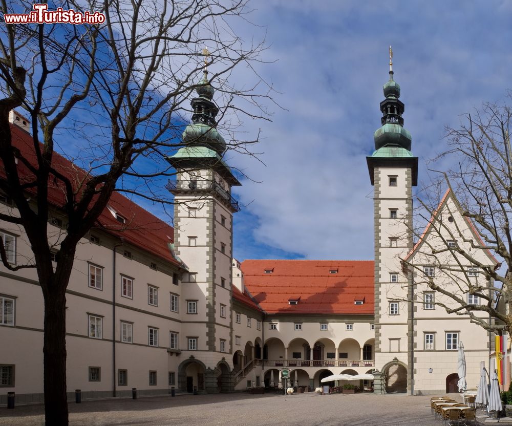 Immagine Architettura del Landhaus a Klagenfurt, capoluogo della Carinzia, Austria. Sorto sul luogo di un antico castello, questo edificio venne iniziato nel 1574 e completato in stile rinascimentale nel 1587 dall'architetto luganese Giovanni Antonio Verda.