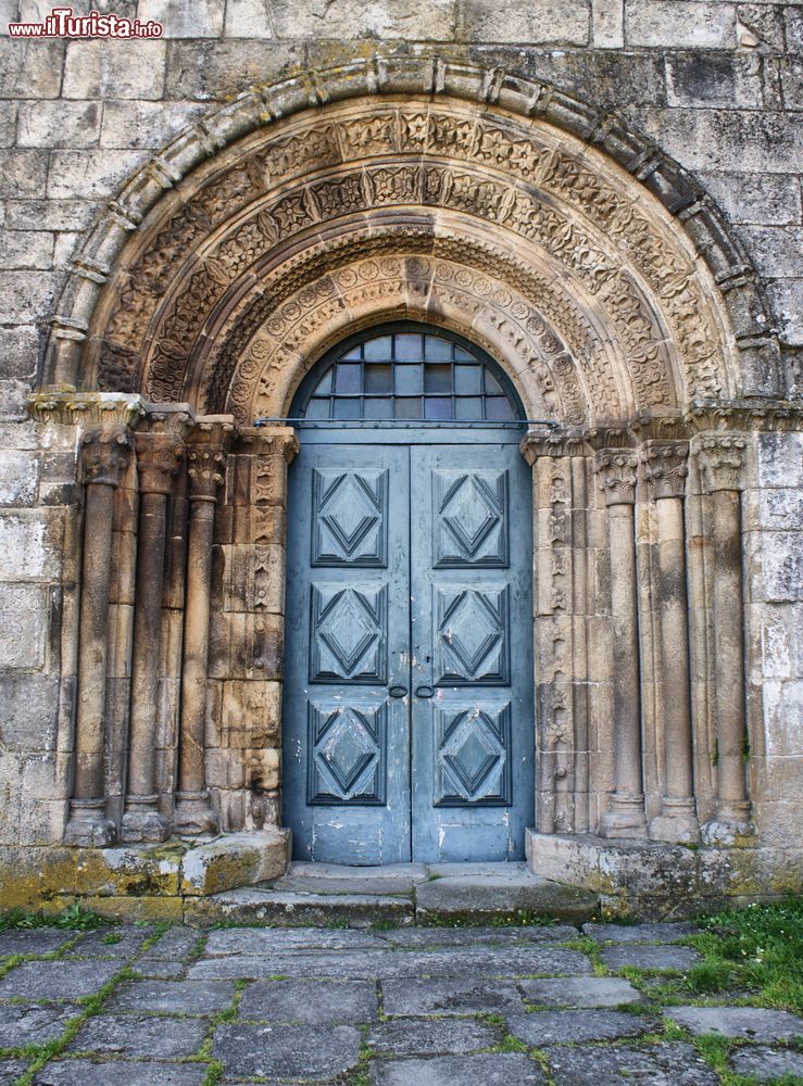 Immagine Architettura del monastero di Paderne a Melgaco (Portogallo): la porta in stile romanico è decorata con capitelli e motivi geometrici e floreali.