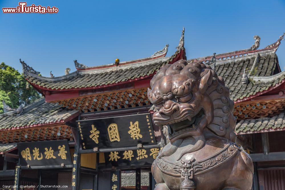 Immagine Architettura del Mountain Baoguo Temple a Leshan, Mount Emei, Cina.  Questo tempio, situato nella cittadina di Emeishan vicino a Leshan, racchiude divinità buddhiste ma anche confuciane e taoiste - © dzystudio / Shutterstock.com