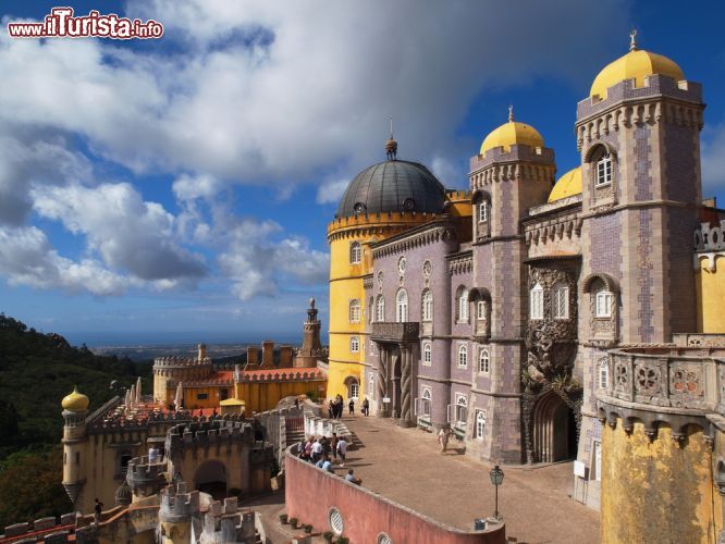 Immagine La fantastica architettura del Palacio Nacional da Pena di Sintra (Portogallo) con le sue caratteristiche cupole e torri - foto © Panaccione Robertino / Shutterstock.com

Copyright: Panaccione Robertino