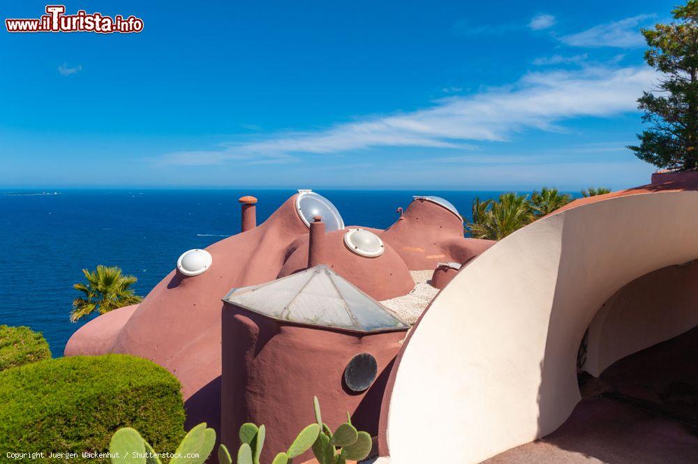 Immagine Architettura del Palais Bulles a Théoule-sur-Mer, Francia. Questa residenza di 1200 metri quadrati fu progettata dall'architetto ungherese Antti Lovag per un ricco industriale francese e in seguito acquistata dallo stilista Pierre Cardin come casa delle vacanze - © Juergen Wackenhut / Shutterstock.com