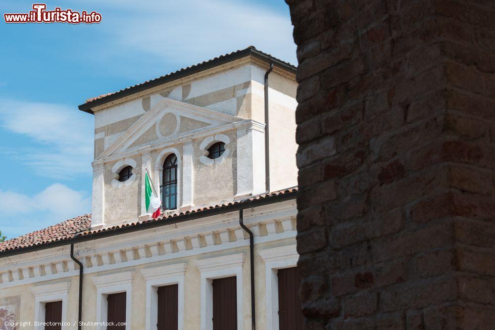 Immagine Architettura del Palazzo Municipale dell'antico villaggio di Sesto al Reghena, Pordenone, Friuli Venezia Giulia - © Directornico / Shutterstock.com