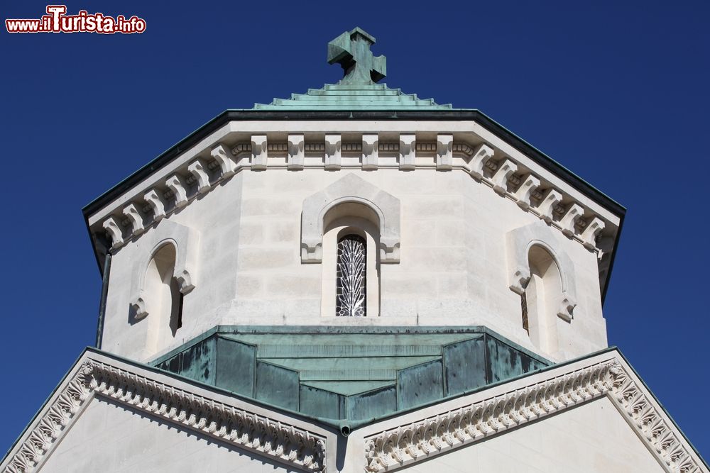 Immagine Architettura del santuario di Ars-sur-Formans, Francia.