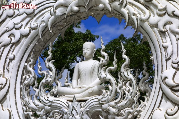 Immagine Architettura del Tempio Bianco di Chiang Rai, Thailandia. Situato a 15 km dalla città di Chiang Rai, è al contempo un tempio buddhista e induista - © GNNick / Shutterstock.com