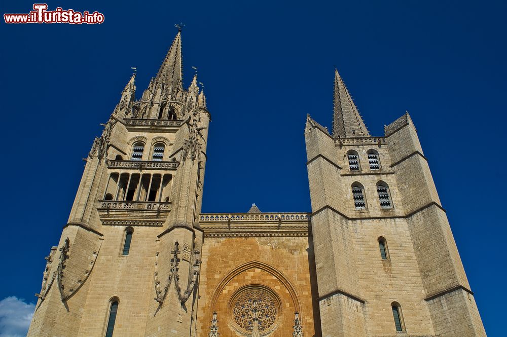 Immagine Architettura della cattedrale di Mende, Francia: dedicata a Nostra Signora e San Privato, questa chiesa è monumento storico dal 1906. Venne fatta erigere da papa Urbano V°.