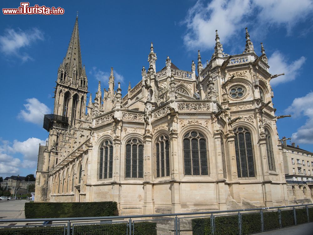 Immagine Architettura della chiesa di San Pietro a Caen, Francia. Capolavoro in stile gotico nella variante fiammeggiante, si mescola con lo stile rinascimentale nella parte esterna dell'abside. Duramente danneggiata dai bombardamenti inglesi nel corso della Seconda Guerra Mondiale, venne successivamente restaurata.