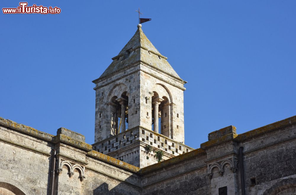 Immagine Architettura della Chiesa Madre a Casamassima, provincia di Bari, Puglia. Edificata su un'altra del XII°/XIII° secolo, la chiesa Matrice di Santa Croce ha una struttura muraria a conci levigati e regolari.