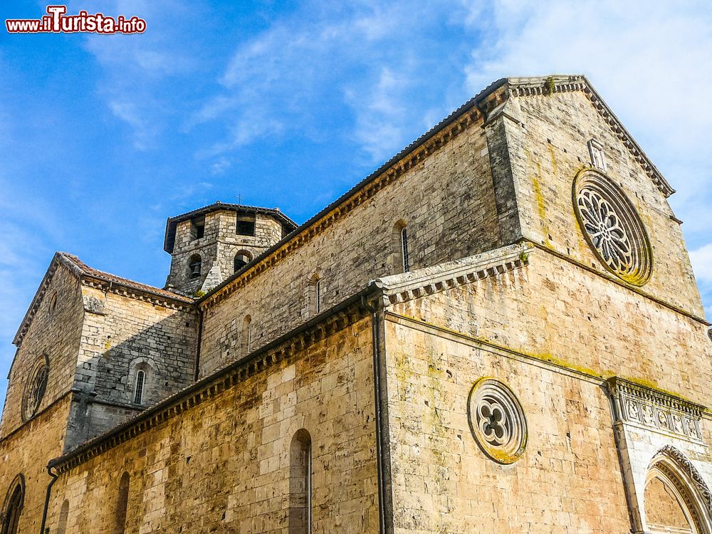 Immagine Architettura della chiesa romanica di San Francesco a Ferentino, Lazio. Di origini benedettine a inizialmente dedicata a San Sebastiano, questo edificio religioso è caratterizzato da un mirabile ricamo in pietra presente sulla facciata. Il rosone si presenta a dodici raggi con colonnine lisce e tortili.