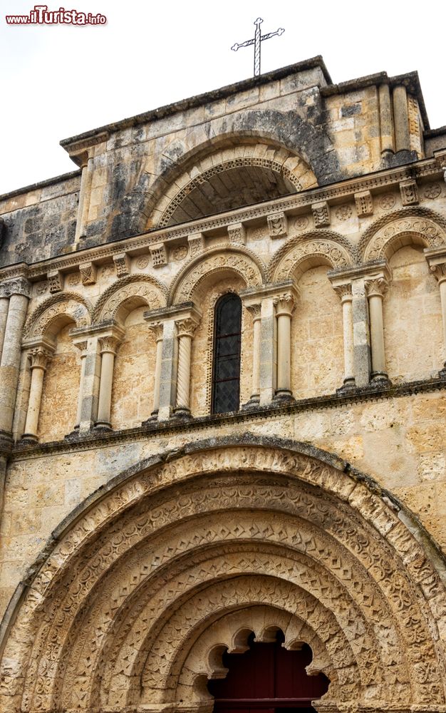 Immagine Architettura della chiesa romanica di San Giacomo a Aubeterre-sur-Dronne, Francia.