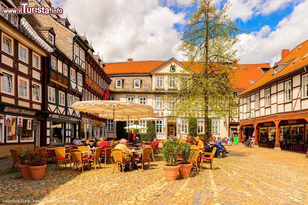 Immagine Architettura della città storica di Goslar, Germania: qui, sulla piazza principale, si affacciano locali e negozi - © Anton_Ivanov / Shutterstock.com