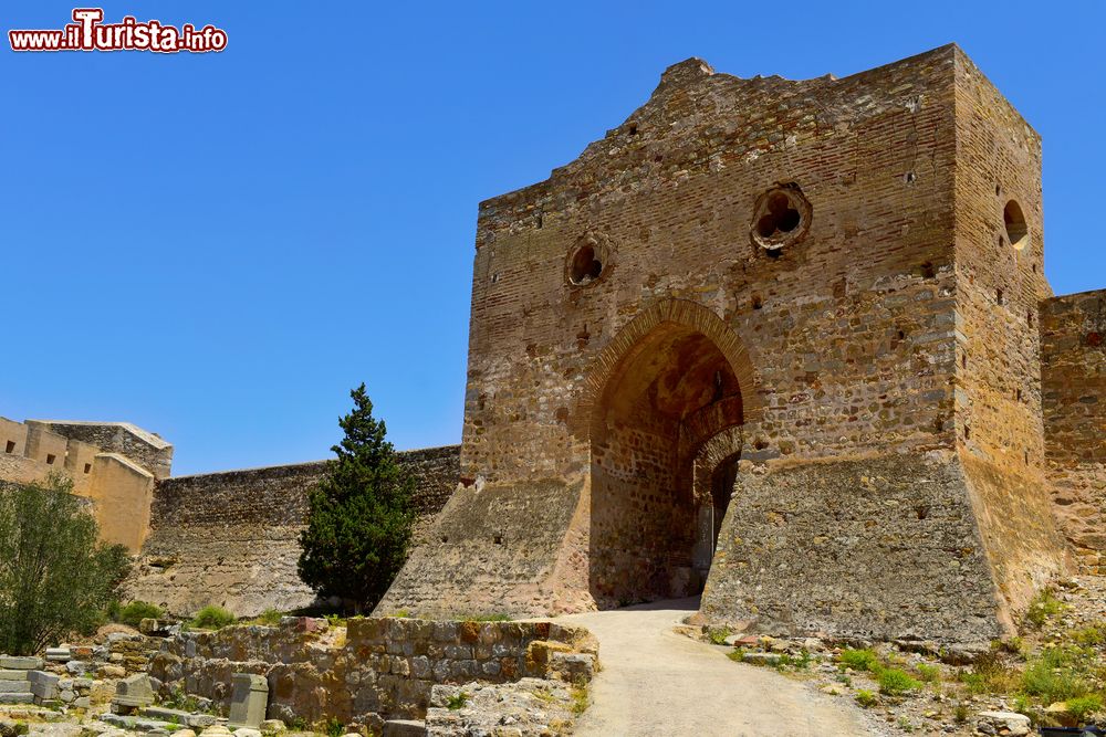 Immagine Architettura della cittadella di Sagunto, Spagna: il possente arco d'ingresso.