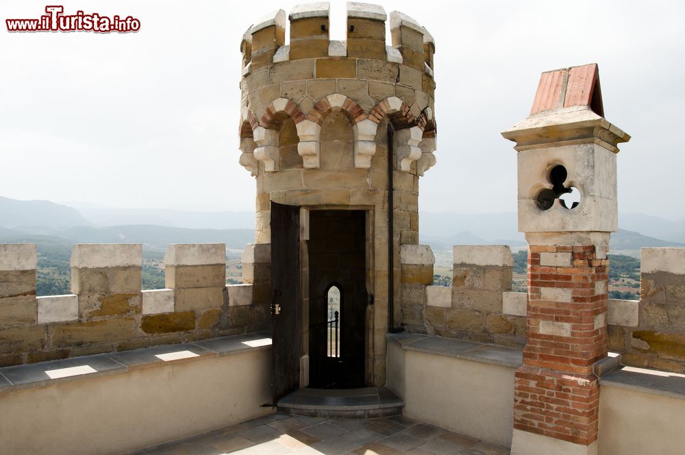 Immagine Architettura della Magdala Tower a Rennes-le-Chateau, Francia. Questa torre, o meglio questo palazzetto di gusto medievale, si presenta con un camminamento di ronda, una costruzione circolare merlata e delle bifore gotiche.