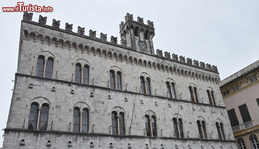 Immagine Architettura dell'ex Palazzo di Giustizia a Chiavari, Liguria. Questo elegante edificio del centro cittadino sorge nella storica piazza Mazzini. Costruito nel 1886 su progetto di Giuseppe Partini si ispira per forma e decorazione alle costruzioni medievali in gotico toscano.