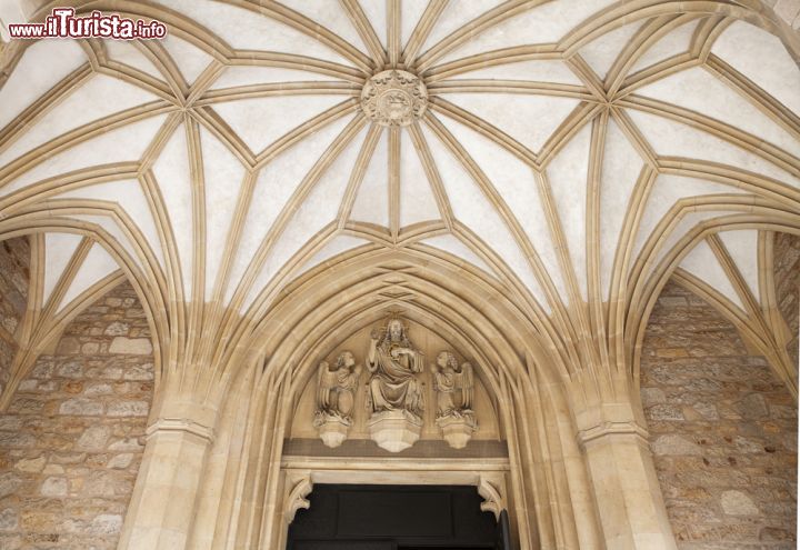 Immagine Architettura dell'ingresso della cattedrale dei Santi Pietro e Paolo a Brno, Repubblica Ceca - © 221337469 / Shutterstock.com