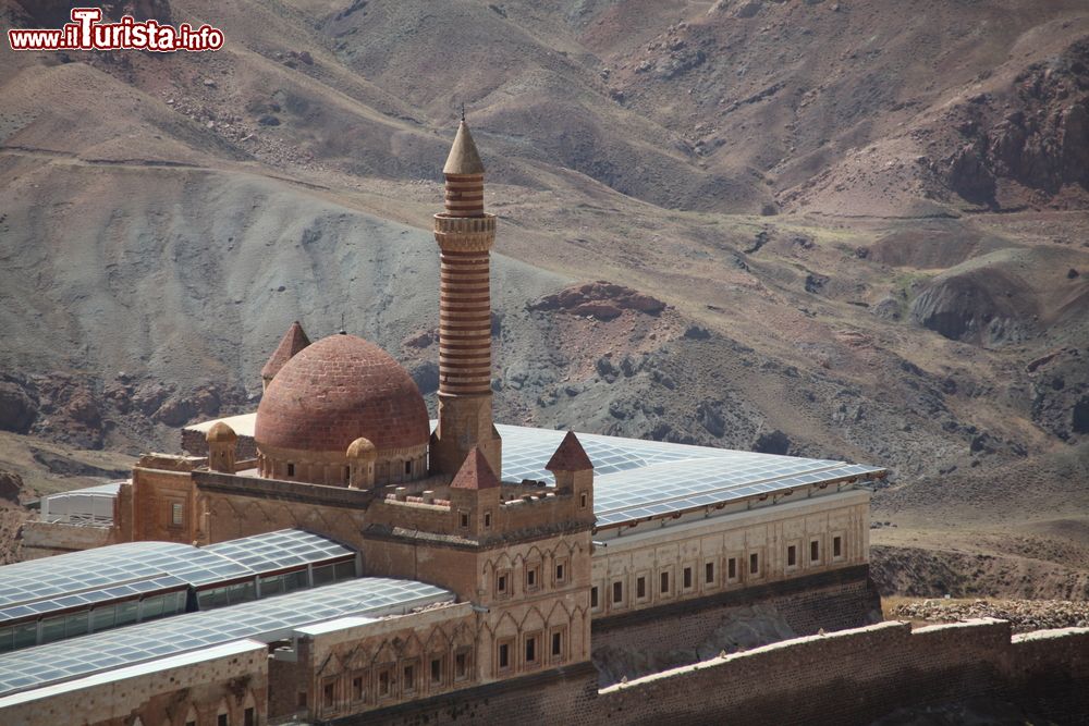 Immagine Architettura dell'Ishak Pasha Palace a Dogubeyazit, Agri, Turchia: è uno dei pochi esempi di palazzi storici turchi sopravvissuti sino ai giorni nostri.