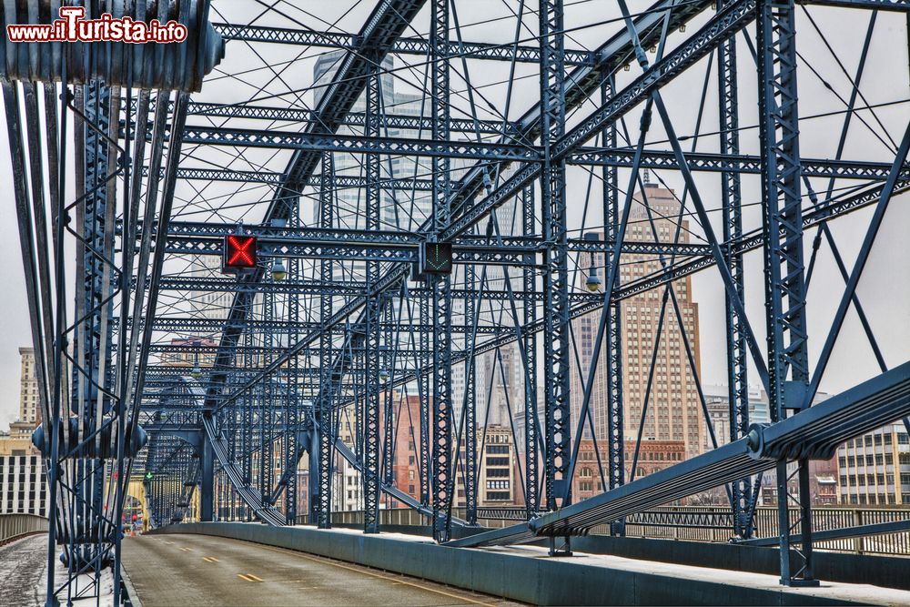 Immagine Architettura di un ponte in ferro con la skyline di Pittsburgh sullo sfondo, Pennsylvania (USA).