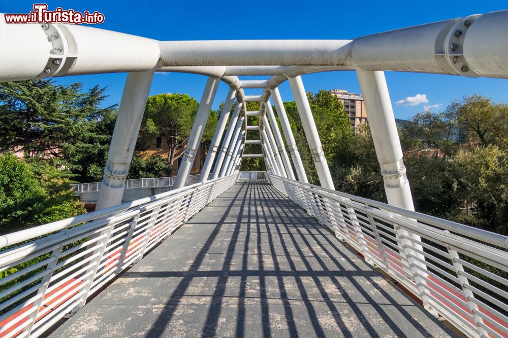 Immagine Architettura di un ponte pedonale nel centro cittadino di Terni, Umbria.