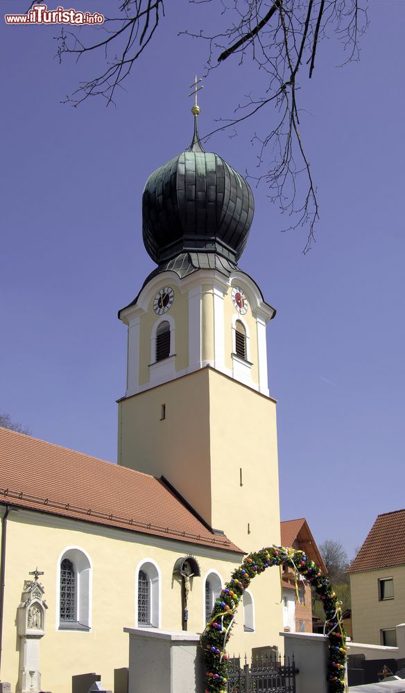 Immagine Architettura di una chiesa a Weltenburg, Germania, con la torre campanaria e la singolare cupola. 