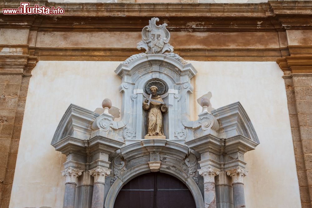 Immagine Architettura di una chiesa di Marsala, Sicilia: il dettaglio di una decorazione scultorea sulla facciata.