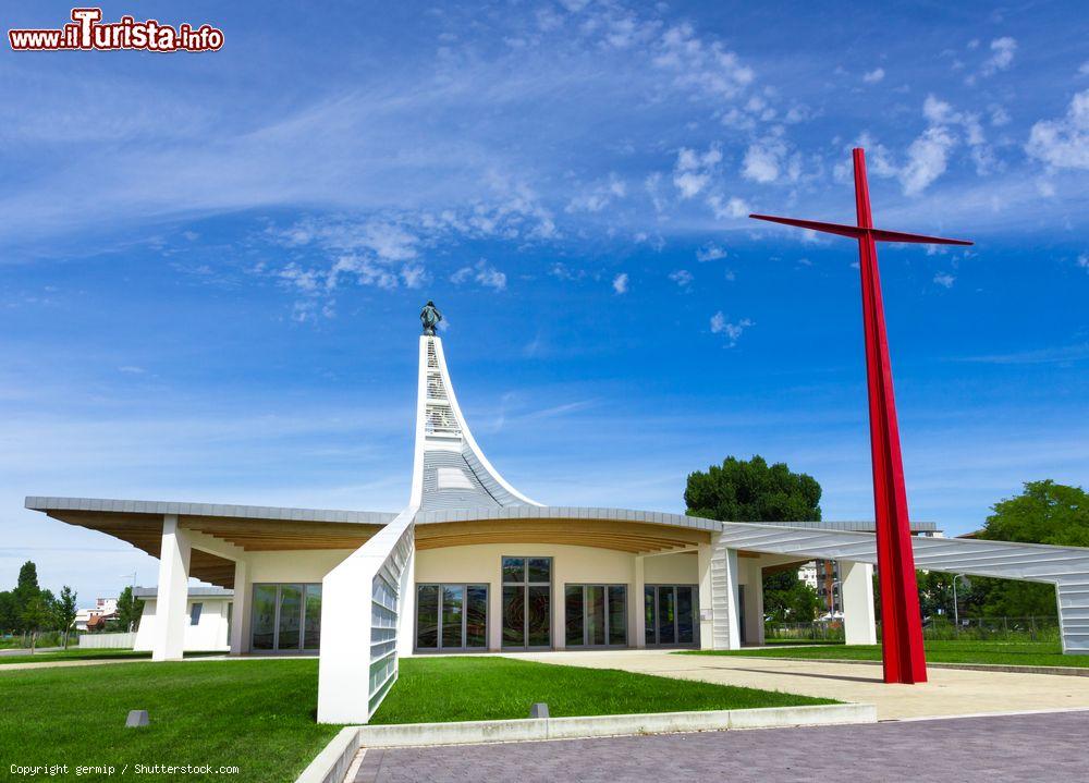 Immagine L'architettura di una chiesa moderna di Jesolo con una grande crose rossa in primo piano, Veneto - © germip / Shutterstock.com