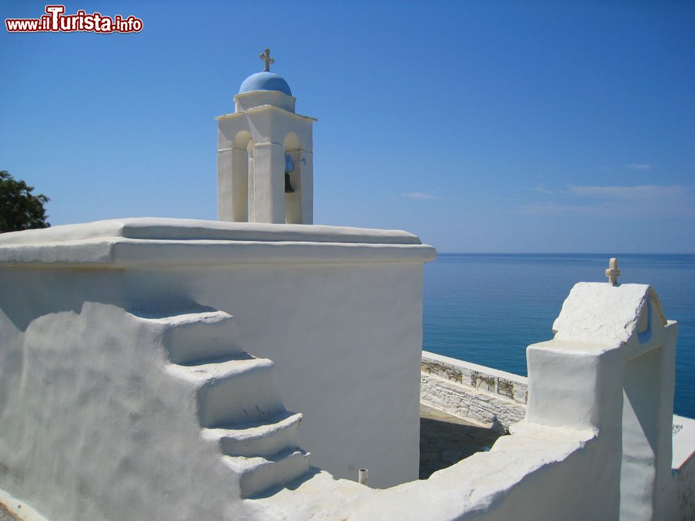 Immagine Architettura di una chiesetta sull'isola di Tino, Grecia. Situata a sud di Andros, quest'isoletta dell'arcipelago delle Cicladi è nota per il suo mare pulito ma anche per i suoi monumenti religiosi immersi in splendidi panorami naturali.