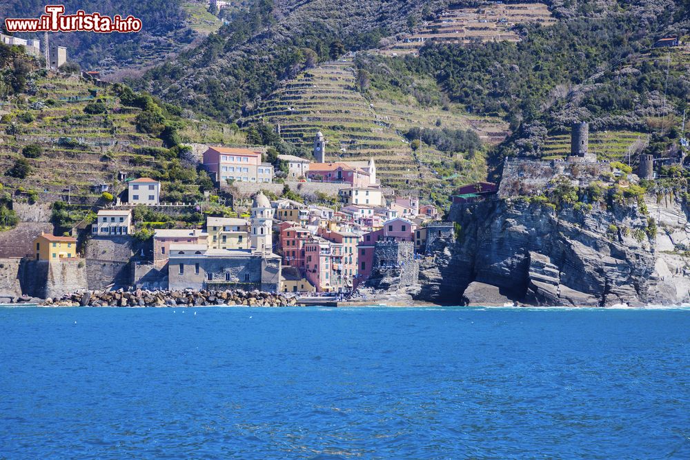 Immagine Architettura di Vernazza fotografata dal mare, La Spezia, Liguria. Questo borgo è l'unico porto naturale delle Cinque Terre.